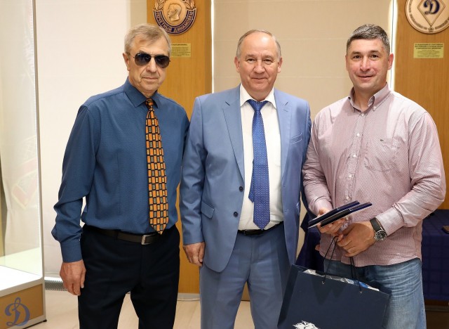 Награждение ветеранов бело-голубых памятными наградами в честь 100-летия общества «Динамо»