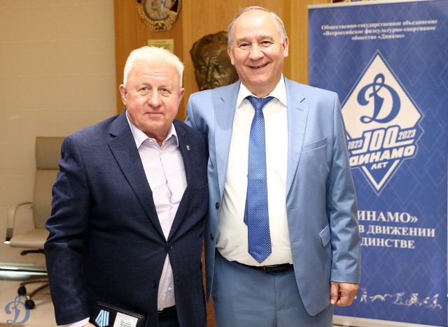 Награждение ветеранов бело-голубых памятными наградами в честь 100-летия общества «Динамо»