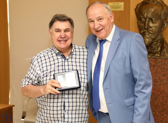 Награждение ветеранов бело-голубых памятными наградами в честь 100-летия общества «Динамо»