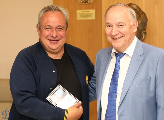 Награждение ветеранов бело-голубых памятными наградами в честь 100-летия общества «Динамо»