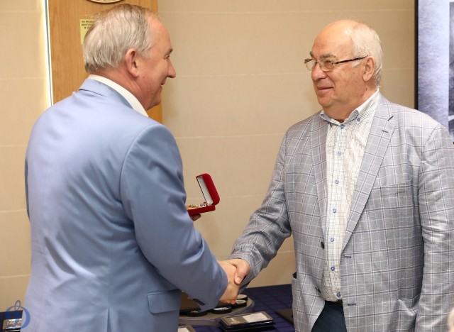 Награждение ветеранов бело-голубых памятными наградами в честь 100-летия общества «Динамо»