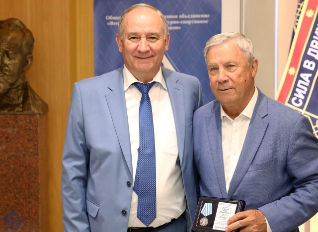 Награждение ветеранов бело-голубых памятными наградами в честь 100-летия общества «Динамо»